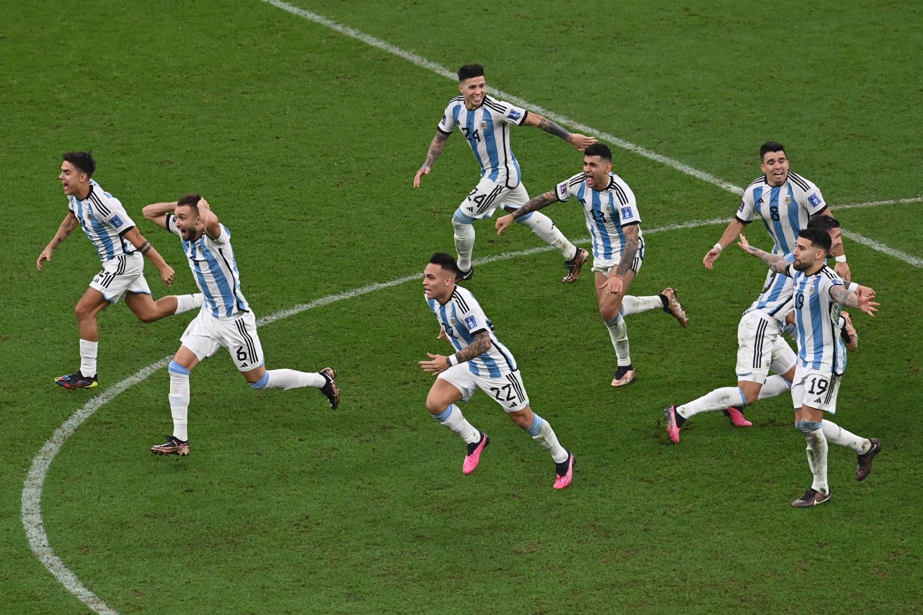 Jugadores de Argentina celebran tras ganar la final de la Copa Mundial de la FIFA 2022 entre Argentina y Francia en el estadio de Lusail, Lusail, Qatar, el 18 de diciembre de 2022.
Foto: EFE