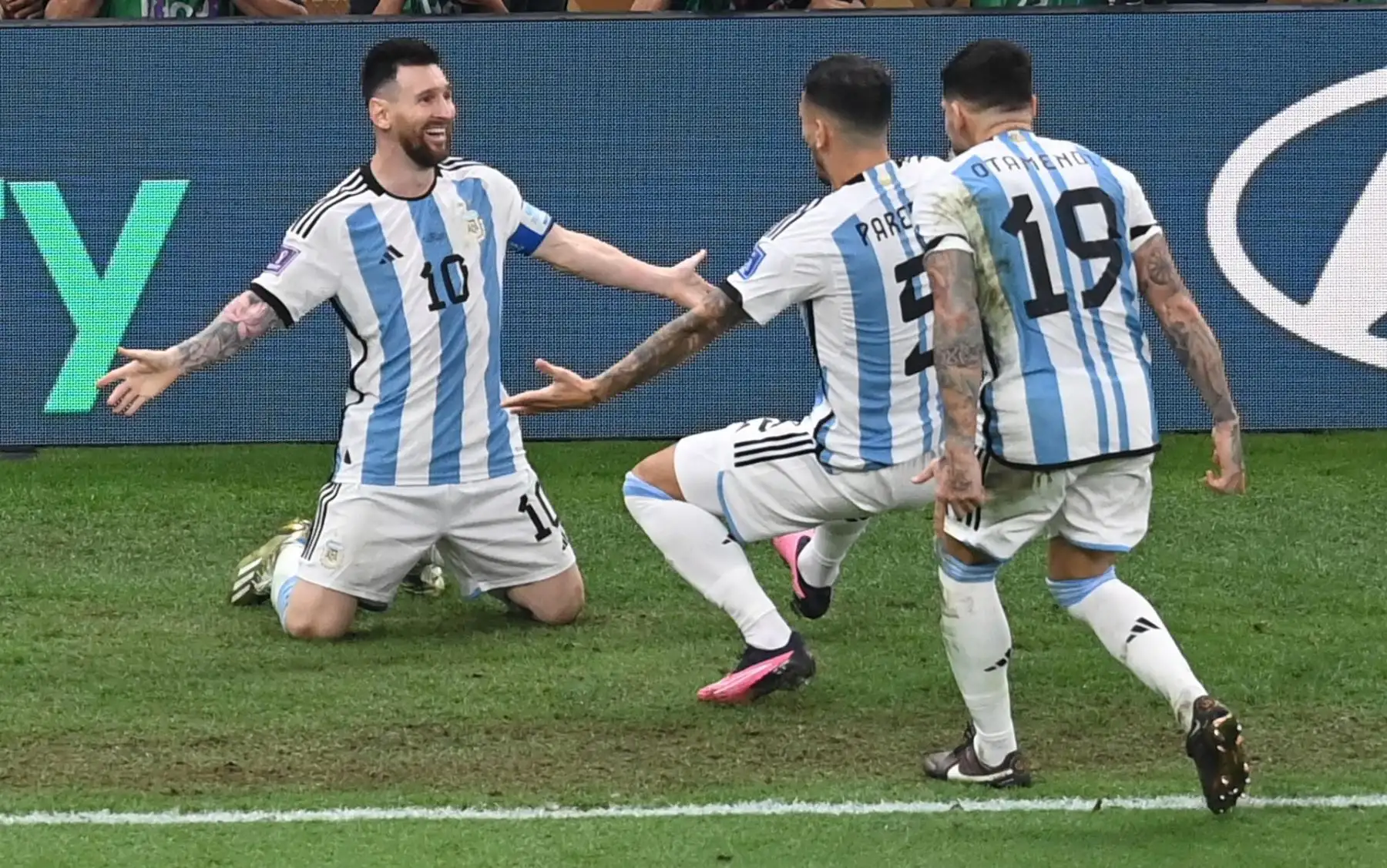 Lionel Messi de Argentina celebra tras marcar un gol durante la final de la Copa Mundial de la FIFA 2022 entre Argentina y Francia en el estadio de Lusail, Lusail, Qatar, el 18 de diciembre de 2022. 
Foto: EFE