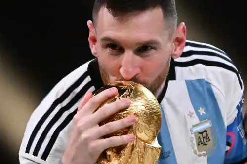 Lionel Messi de Argentina besa el trofeo de la Copa del Mundo mientras lo pasa con su trofeo al mejor jugador de la final de la Copa Mundial de la FIFA 2022 entre Argentina y Francia en el estadio Lusail, Lusail, Qatar, el 18 de diciembre de 2022.Foto: EFE
