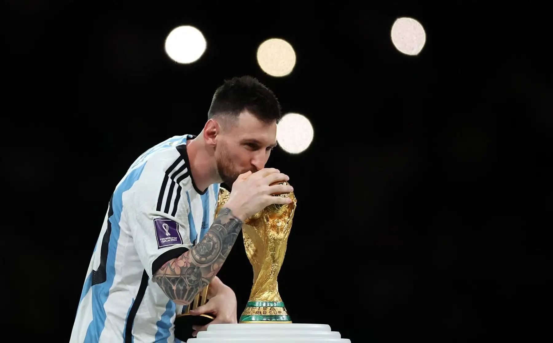Lionel Messi de Argentina besa el trofeo de la Copa del Mundo mientras lo pasa con su trofeo al mejor jugador de la final de la Copa Mundial de la FIFA 2022 entre Argentina y Francia en el estadio Lusail, Lusail, Qatar, el 18 de diciembre de 2022.
Foto: EFE