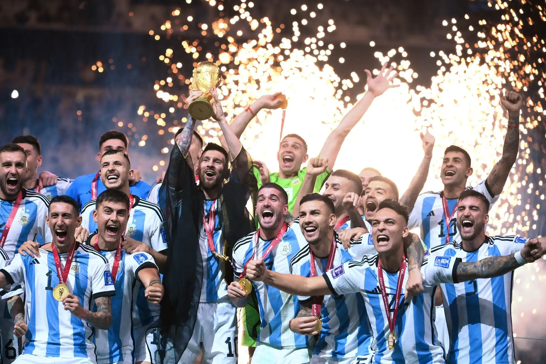 El delantero argentino Lionel Messi levanta el trofeo de la Copa Mundial durante la ceremonia de entrega de trofeos de la Copa Mundial Qatar 2022.
Foto: AFP