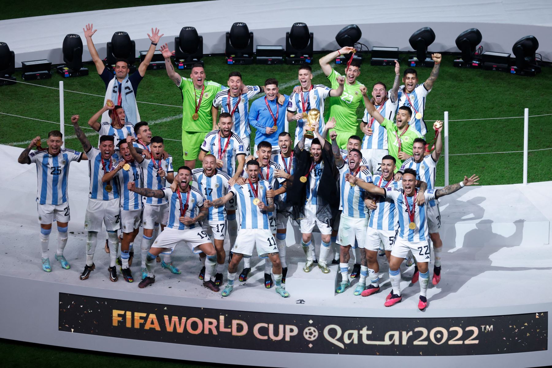 El delantero argentino Lionel Messi levanta el trofeo de la Copa Mundial durante la ceremonia de entrega de trofeos de la Copa Mundial Qatar 2022 después del partido final de fútbol entre Argentina y Francia en el Estadio Lusail en Lusail, al norte de Doha el 18 de diciembre de 2022.
Foto: AFP