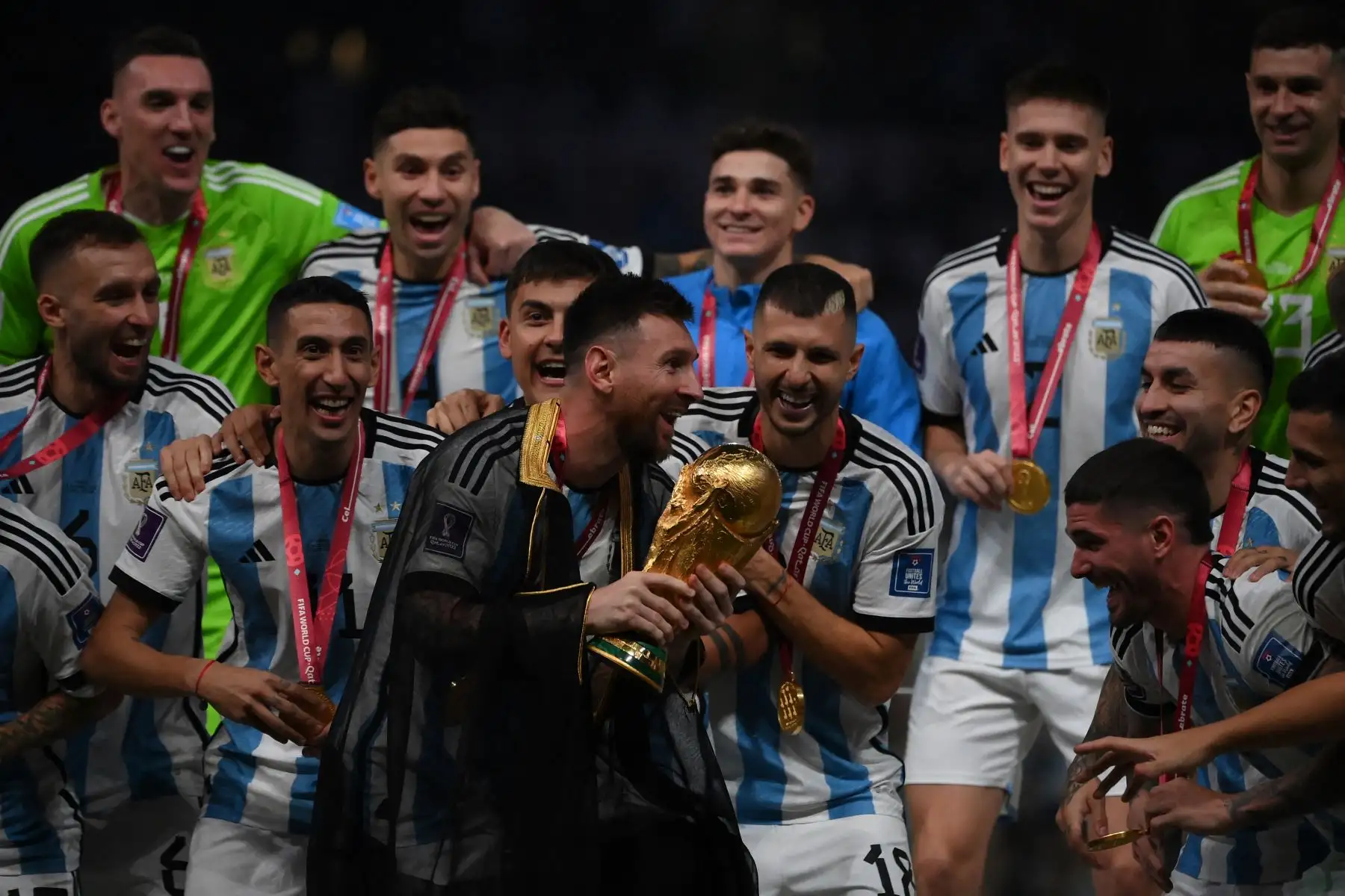 El delantero argentino Lionel Messi sostiene el trofeo de la Copa Mundial durante la ceremonia de entrega de trofeos de la Copa Mundial Qatar 2022 después del partido final de fútbol entre Argentina y Francia en el Estadio Lusail en Lusail, al norte de Doha el 18 de diciembre de 2022.
Foto:AFP