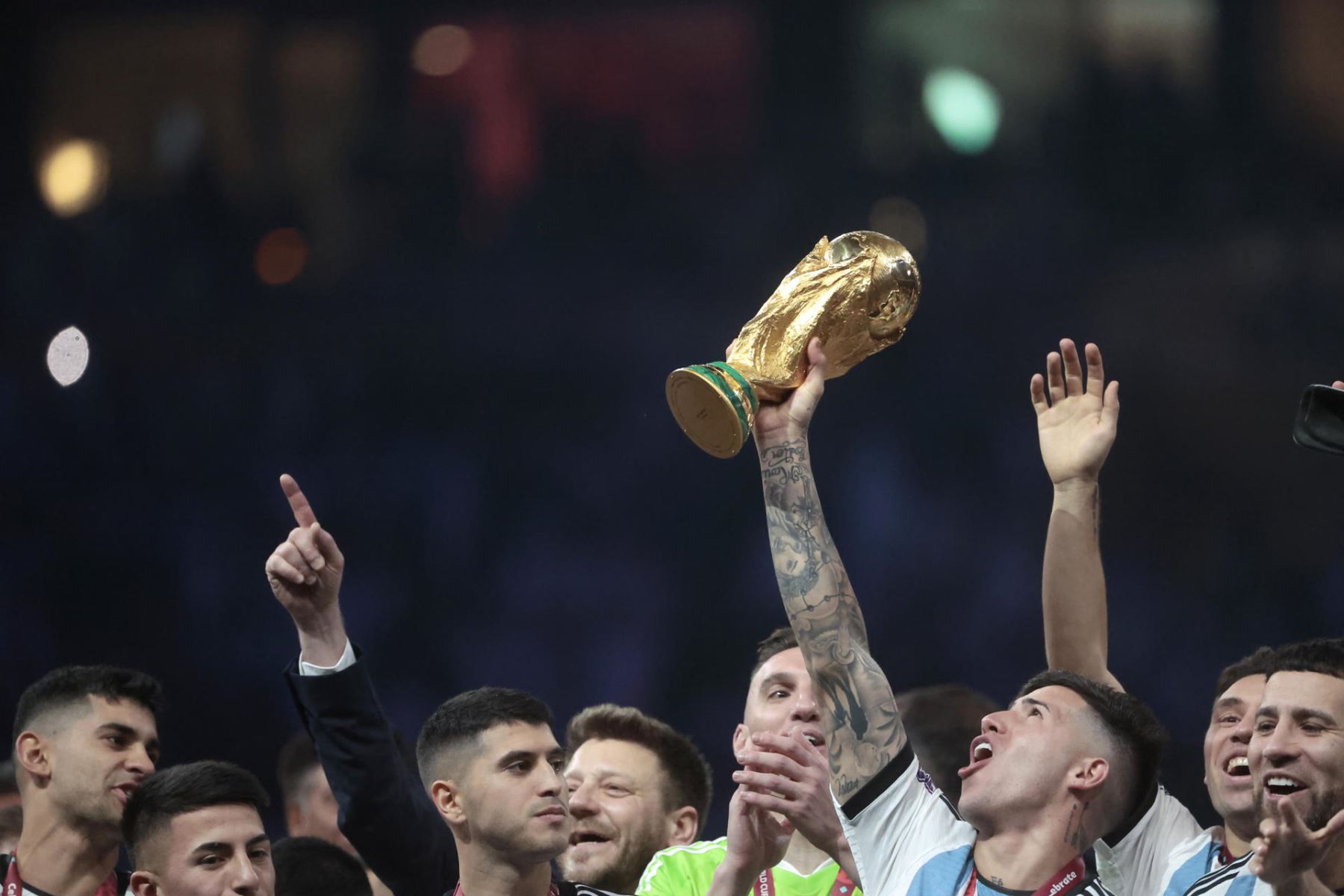 Jugadores de Argentina celebran con el trofeo de la Copa del Mundo hoy, tras ser campeones del mundo en la final del Mundial de Fútbol Qatar 2022 entre Argentina y Francia en el estadio de Lusail.
Foto: EFE