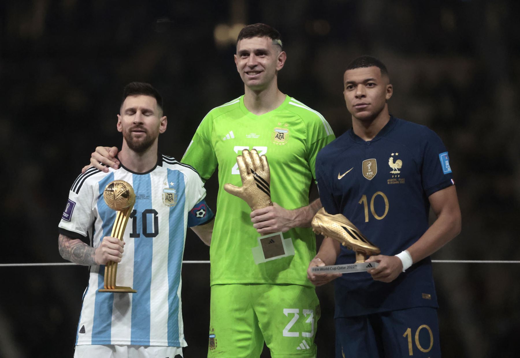 Lionel Messi (i) y Emiliano Martínez (c) de Argentina junto a Kylian Mbappe posan hoy, en la final del Mundial de Fútbol Qatar 2022 entre Argentina y Francia en el estadio de Lusail (Catar).
Foto: EFE