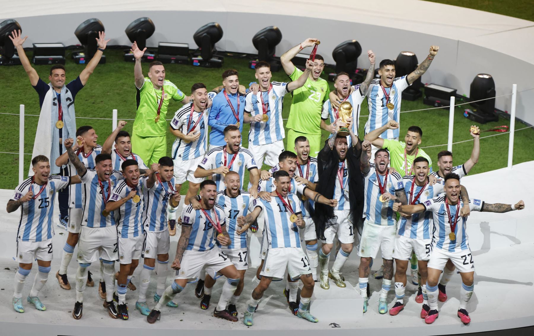 Lionel Messi y Jugadores de Argentina celebran con trofeo de la Copa Mundial de Fútbol Qatar 2022 hoy, tras la final ante Francia en el estadio de Lusail (Catar). 
Foto: EFE