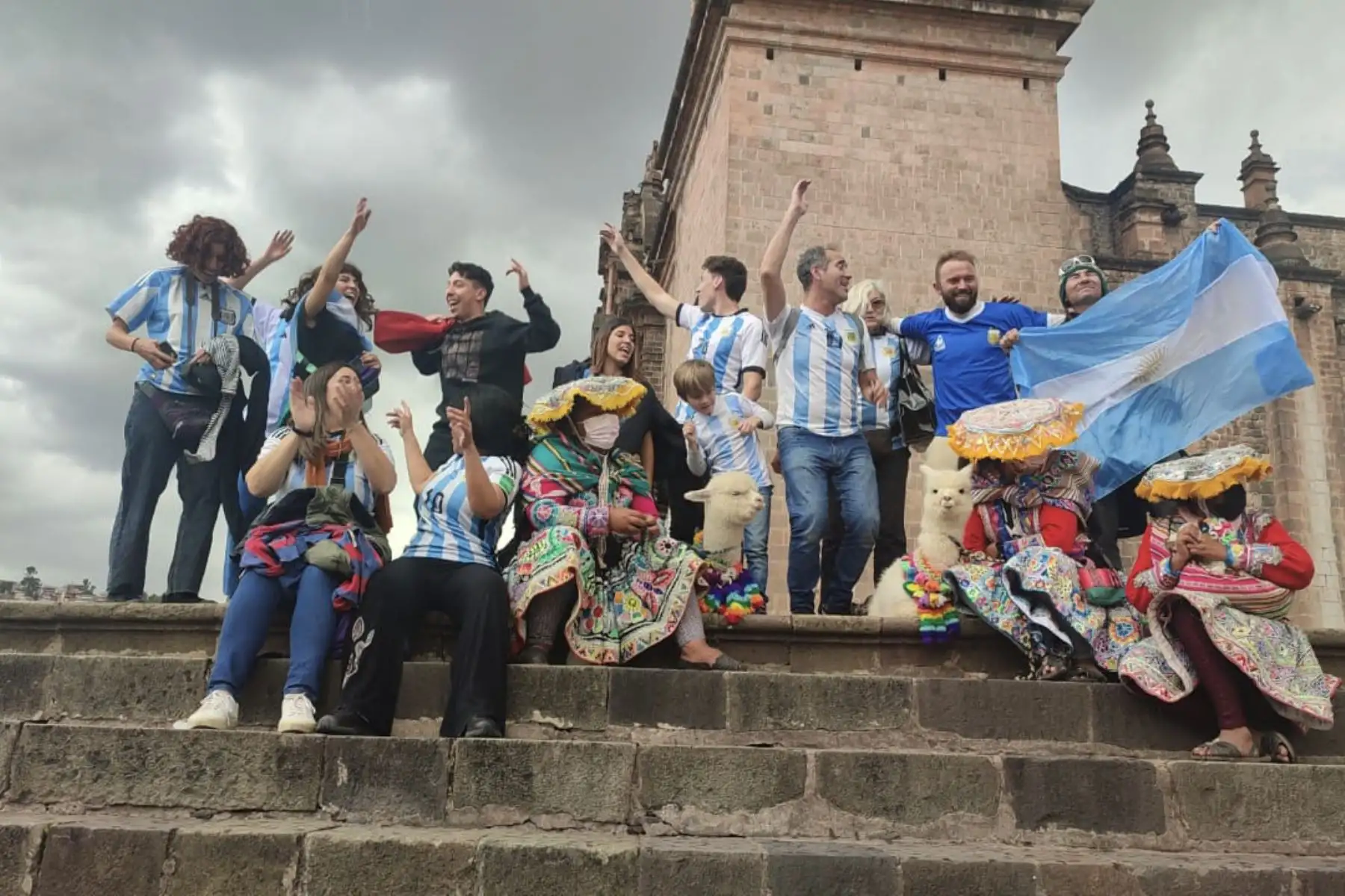 Luego del triunfo de la selección Argentina en la copa mundial de Catar 2022, un grupo de turistas de nacionalidad argentina celebraron con mucha alegría en la plaza de armas de Cusco. 
Foto: ANDINA/Percy Hurtado