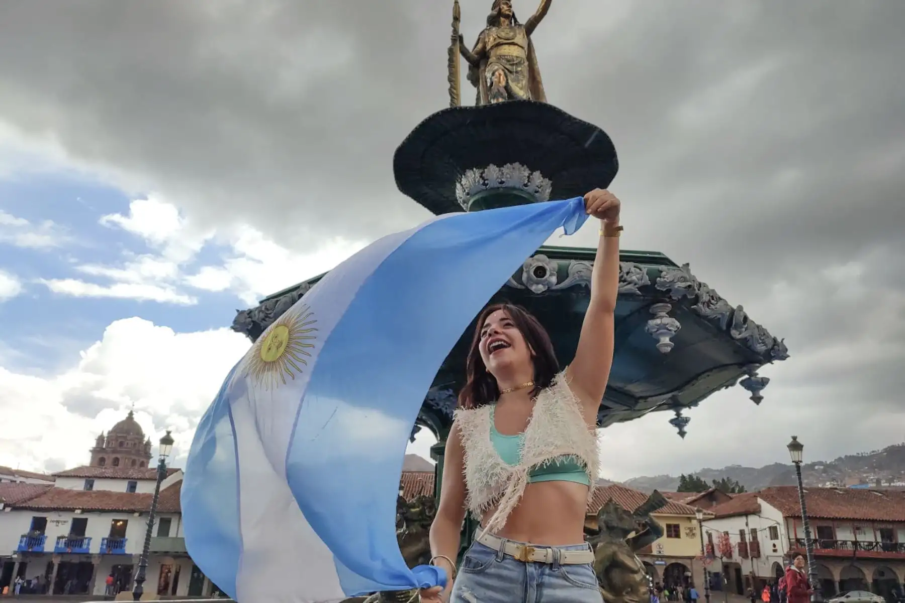 Cusco.- Turistas argentinos, de visita en la ciudad imperial, celebran eufóricos el triunfo de su selección de fútbol al ganar su tercera Copa Mundial Catar 2022.

Foto: ANDINA/Percy Hurtado
