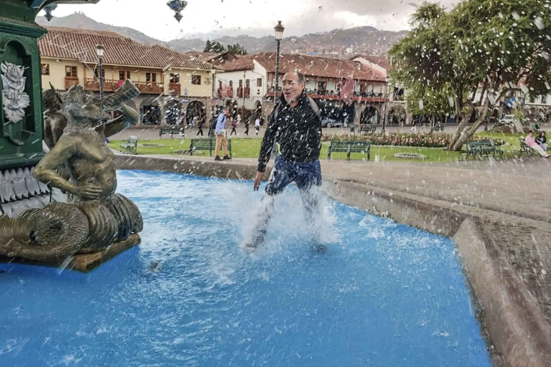 Cusco.- Turistas argentinos, de visita en la ciudad imperial, celebran eufóricos el triunfo de su selección de fútbol al ganar su tercera Copa Mundial Catar 2022.

Foto: ANDINA/Percy Hurtado