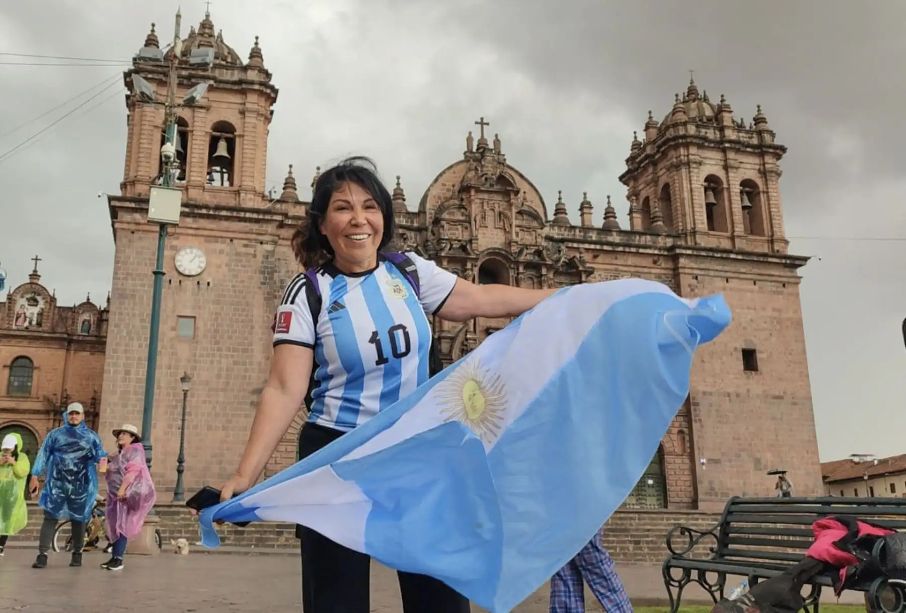Cusco.- Turistas argentinos, de visita en la ciudad imperial, celebran eufóricos el triunfo de su selección de fútbol al ganar su tercera Copa Mundial Catar 2022.

Foto: ANDINA/Percy Hurtado