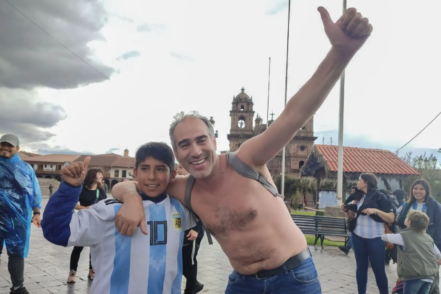 Cusco.- Turistas argentinos, de visita en la ciudad imperial, celebran eufóricos el triunfo de su selección de fútbol al ganar su tercera Copa Mundial Catar 2022.
Foto: ANDINA/Percy Hurtado