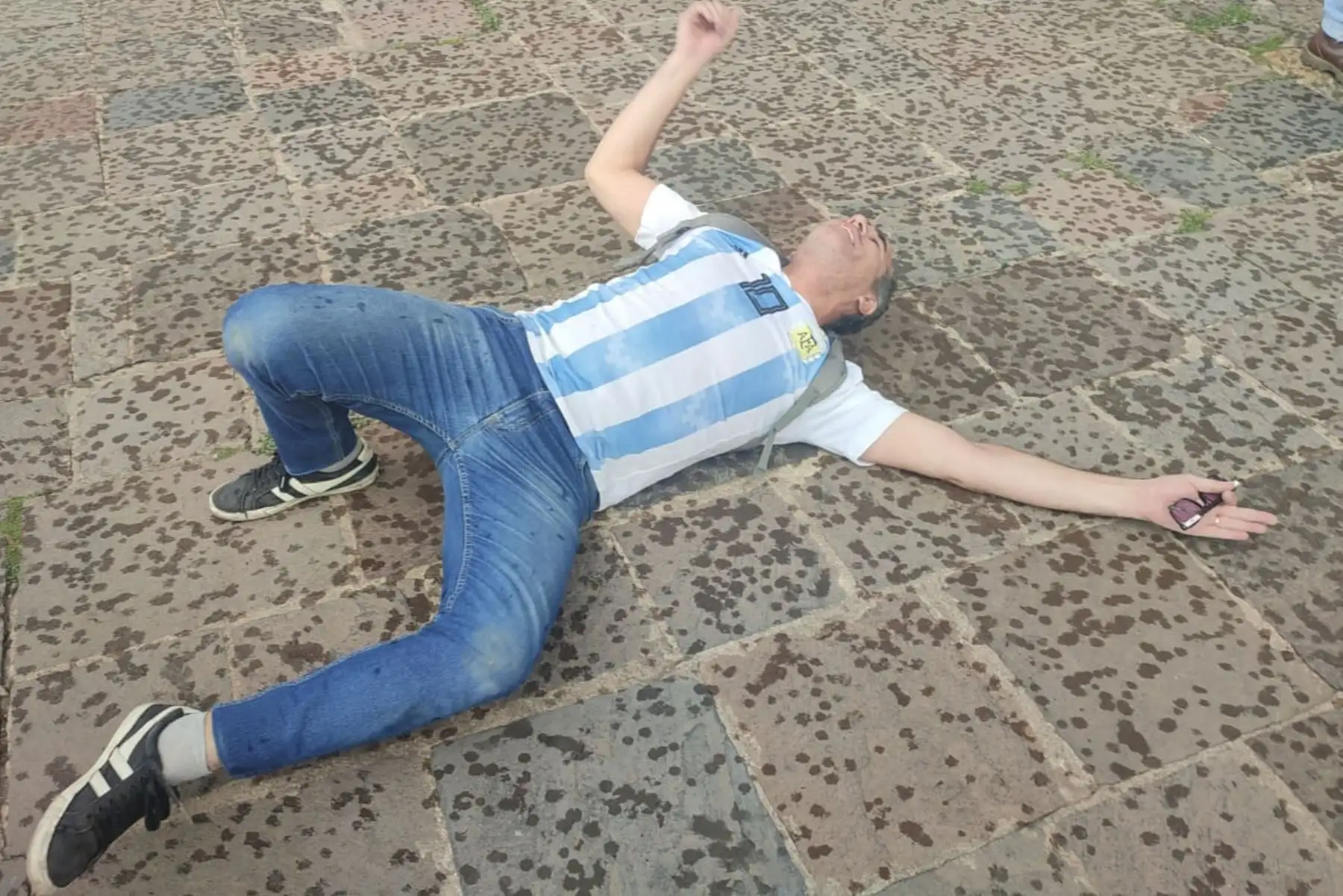 Luego del triunfo de la selección Argentina en la copa mundial de Catar 2022, un grupo de turistas de nacionalidad argentina celebraron con mucha alegría en la plaza de armas de Cusco. 
Foto: ANDINA/Percy Hurtado