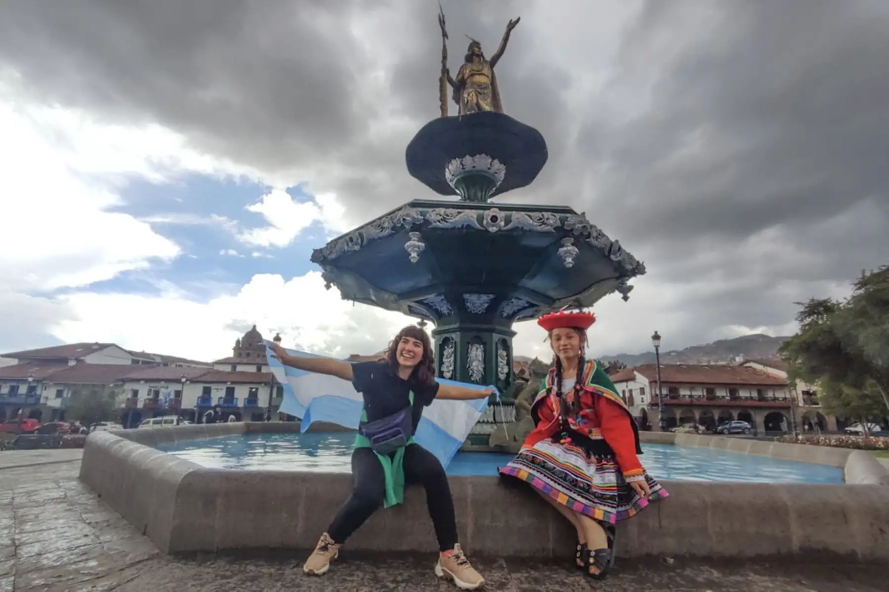 Cusco.- Turistas argentinos, de visita en la ciudad imperial, celebran eufóricos el triunfo de su selección de fútbol al ganar su tercera Copa Mundial Catar 2022.

Foto: ANDINA/Percy Hurtado