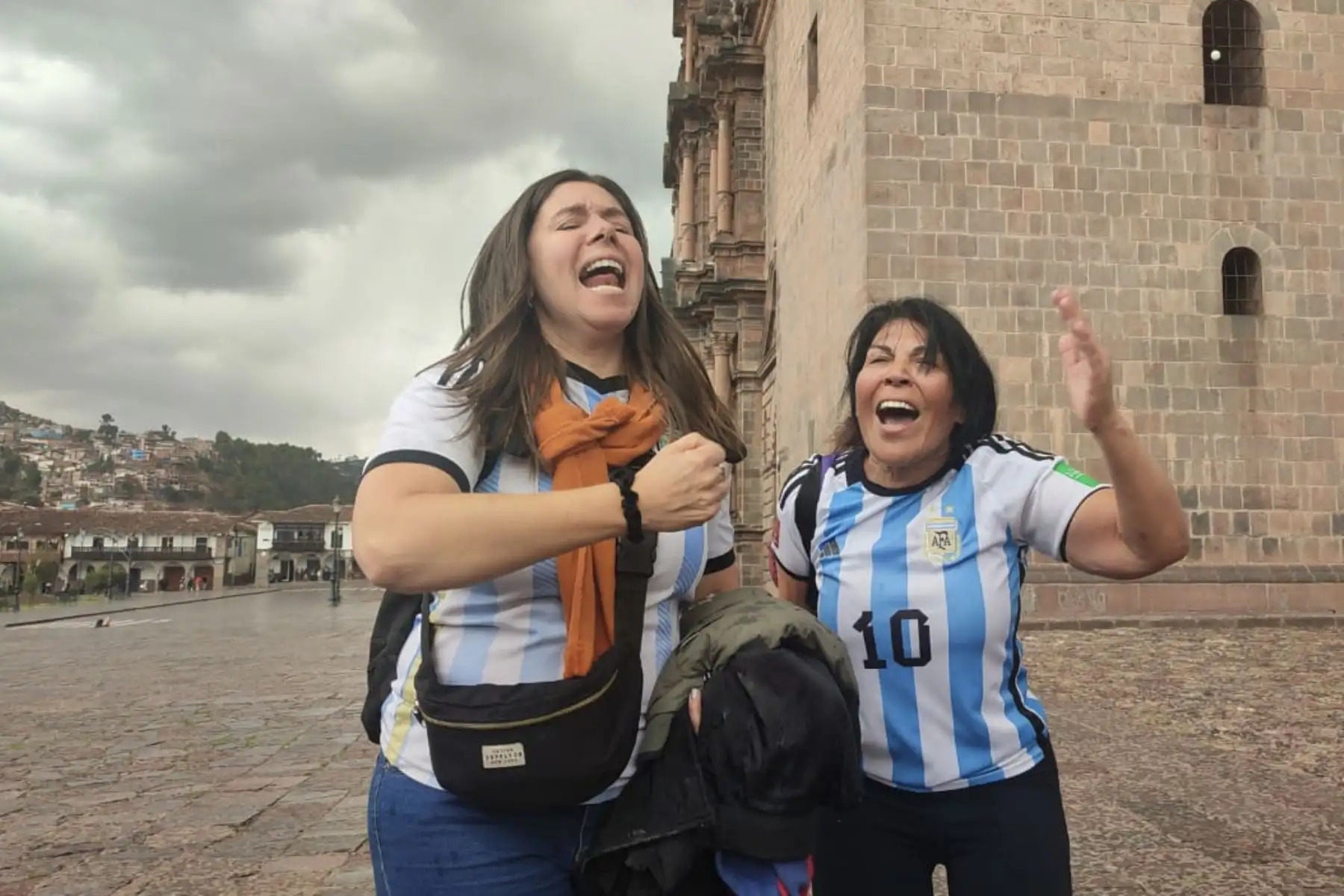 Cusco.- Turistas argentinos, de visita en la ciudad imperial, celebran eufóricos el triunfo de su selección de fútbol al ganar su tercera Copa Mundial Catar 2022.

Foto: ANDINA/Percy Hurtado