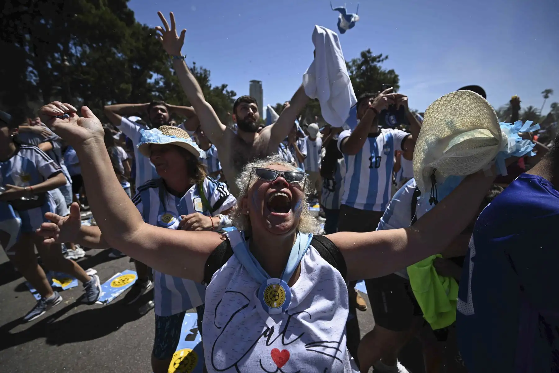 Los fanáticos de Argentina reaccionan mientras ven la transmisión en vivo del partido de fútbol final de la Copa Mundial de Qatar 2022 entre Argentina y Francia en Buenos Aires, el 18 de diciembre de 2022. Foto: AFP