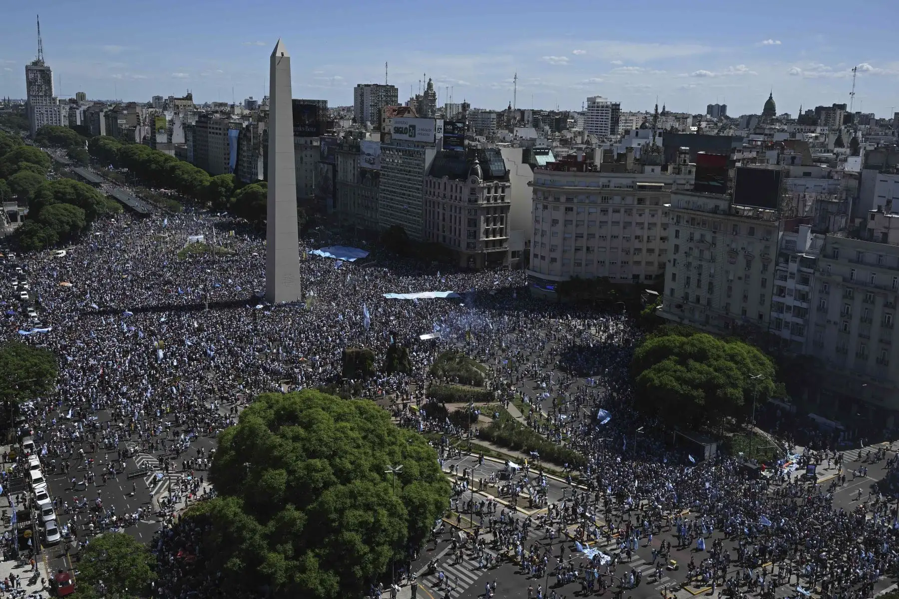 En esta vista aérea, los fanáticos de Argentina se reúnen en el Obelisco para celebrar la victoria en la Copa del Mundo de Catar 2022 contra Francia en Buenos Aires, el 18 de diciembre de 2022. Foto: AFP