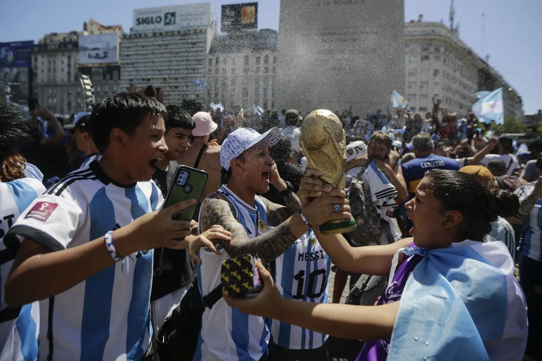 Los fanáticos de Argentina se reúnen en el Obelisco para celebrar la victoria en la Copa del Mundo de Catar 2022 contra Francia en Buenos Aires, el 18 de diciembre de 2022. Foto: AFP
