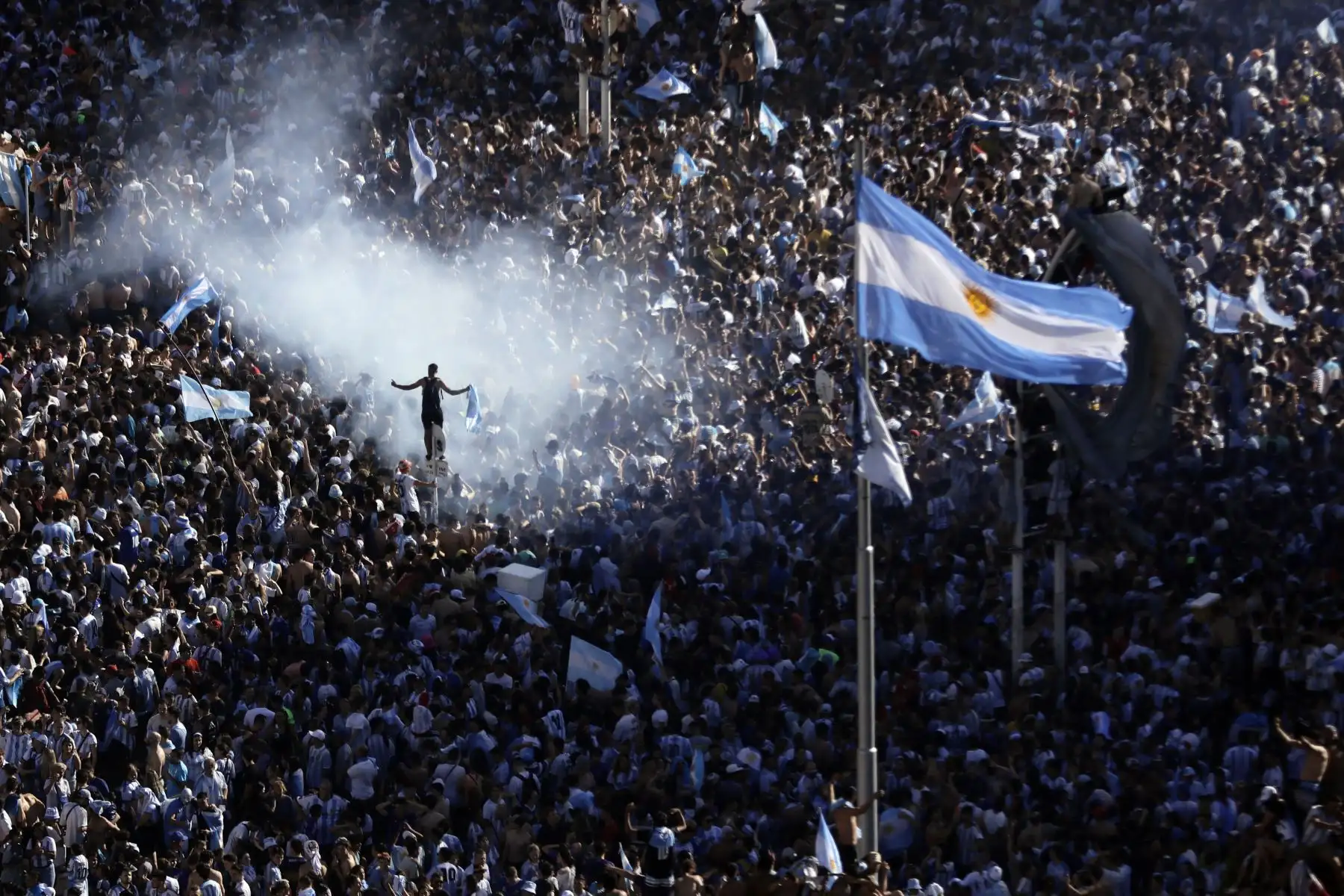 En esta vista aérea, los fanáticos de Argentina se reúnen en el Obelisco para celebrar la victoria en la Copa del Mundo de Catar 2022 contra Francia en Buenos Aires, el 18 de diciembre de 2022. Foto: AFP