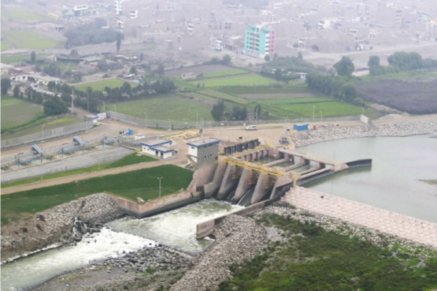 La titular del MVCS explicó que esta represa almacena y trasvasa el recurso hídrico a la cuenca del río Rímac, con un caudal de 2.63 metros cúbicos por segundo.
