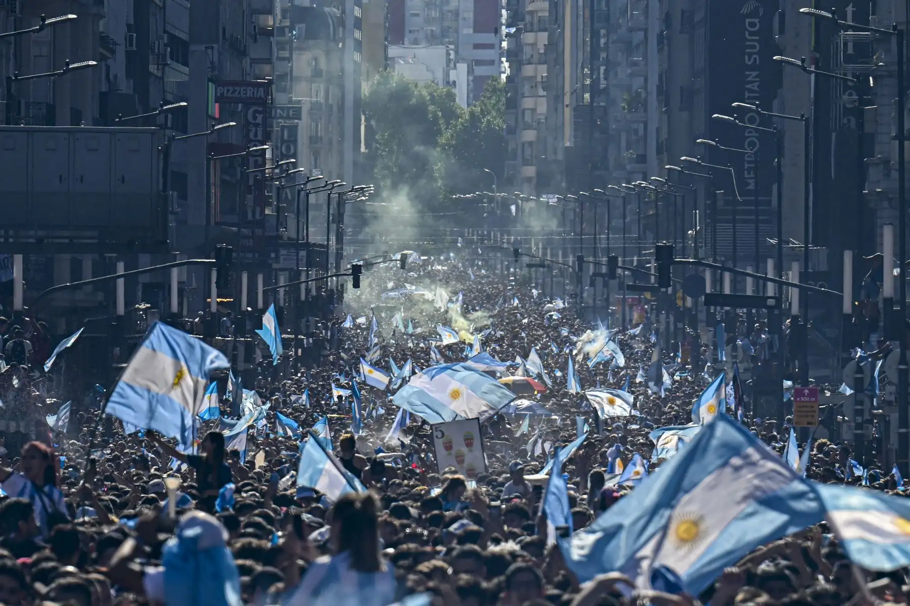 Los fanáticos de Argentina celebran ganar la Copa del Mundo de Qatar 2022 contra Francia en el Obelisco de Buenos Aires, el 18 de diciembre de 2022. Foto: AFP