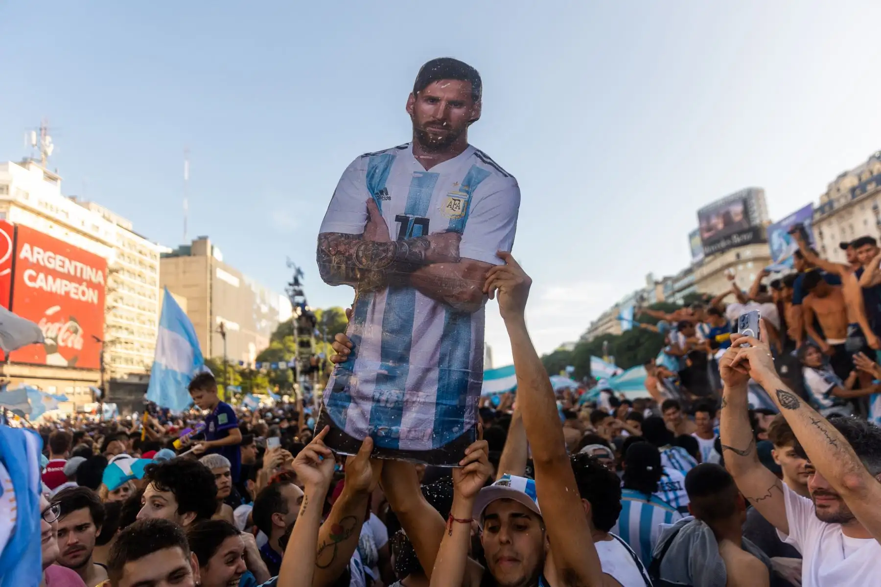 Los fanáticos de Argentina sostienen una figura de cartón del delantero argentino Lionel Messi mientras celebran ganar la Copa Mundial de Catar 2022 contra Francia en el Obelisco de Buenos Aires, el 18 de diciembre de 2022. Foto: AFP