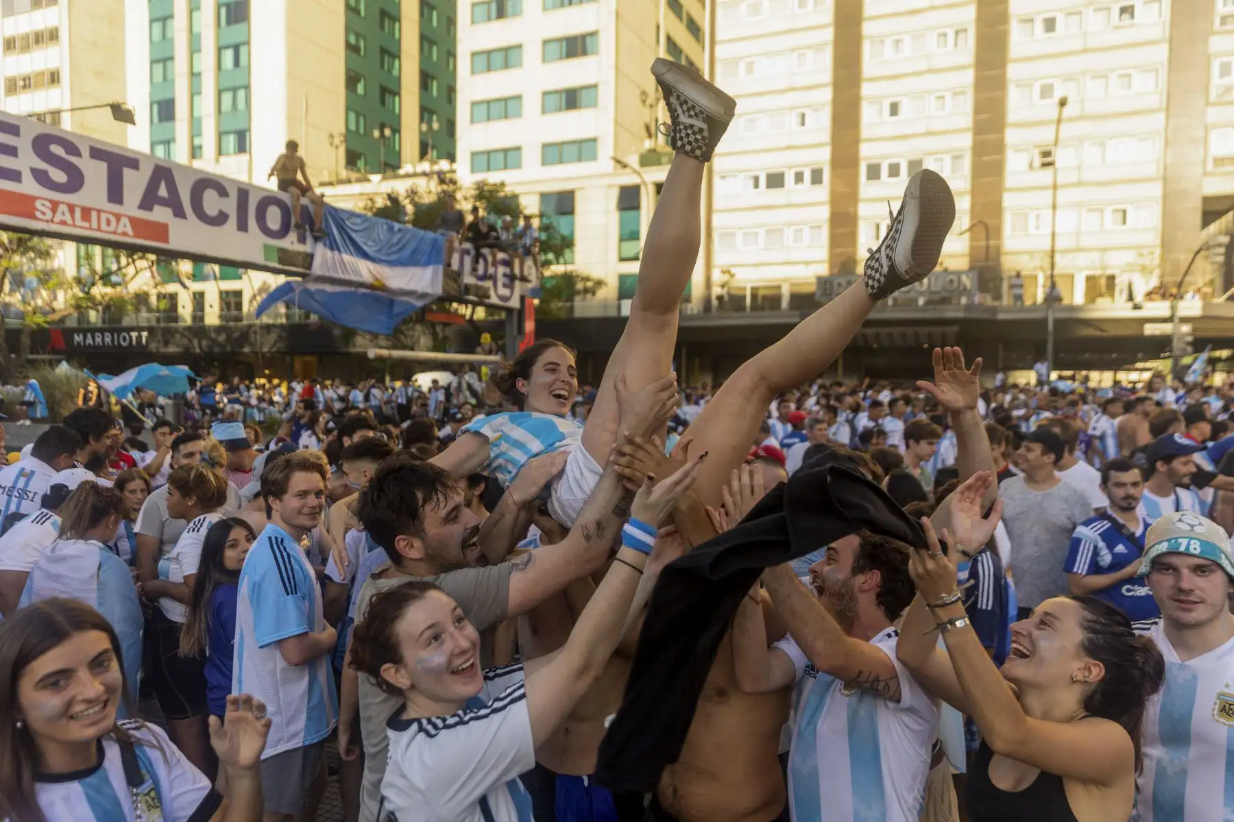 Los fanáticos de Argentina celebran ganar la Copa del Mundo de Catar 2022 contra Francia en el Obelisco de Buenos Aires, el 18 de diciembre de 2022. Foto: AFP