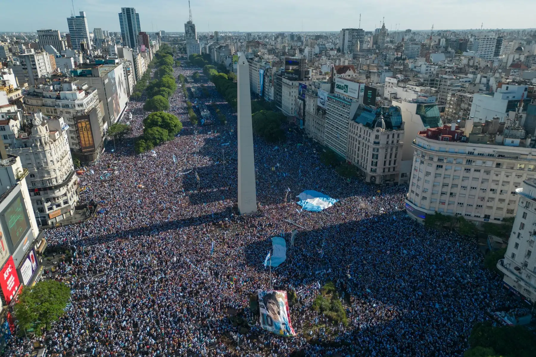 En esta vista aérea, los fanáticos de Argentina celebran ganar la Copa del Mundo de Catar 2022 contra Francia en el Obelisco de Buenos Aires, el 18 de diciembre de 2022. Foto: AFP