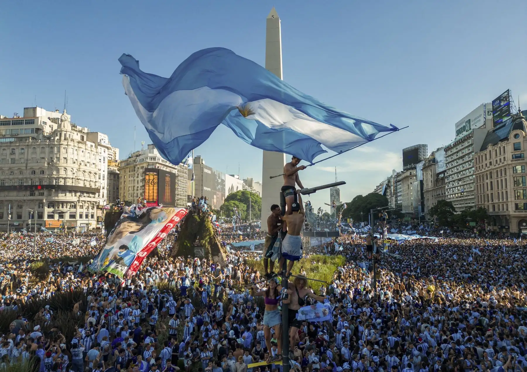En esta vista aérea, los fanáticos de Argentina celebran ganar la Copa del Mundo de Catar 2022 contra Francia en el Obelisco de Buenos Aires, el 18 de diciembre de 2022. Foto: AFP