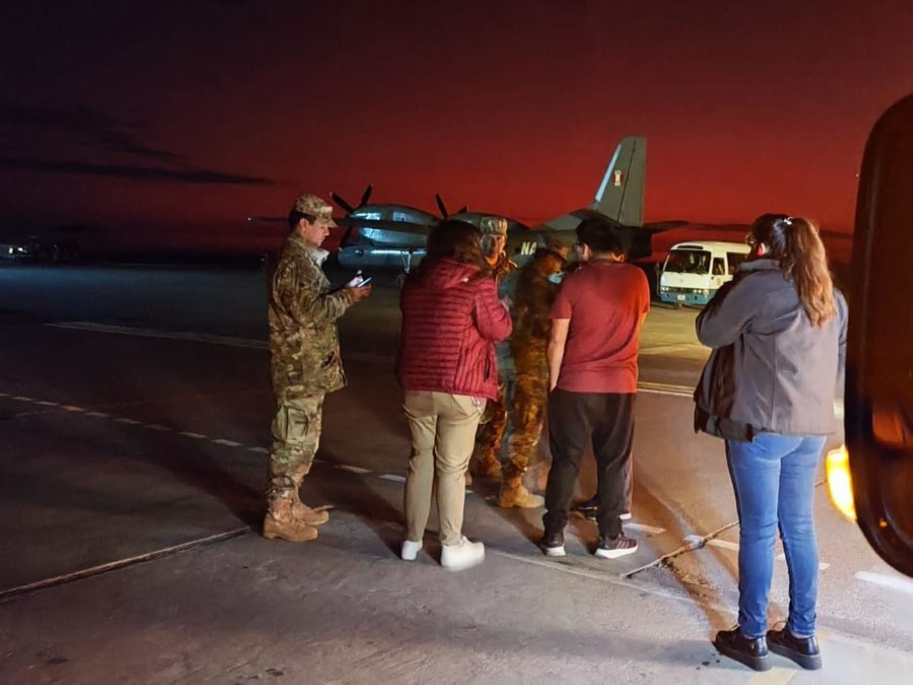 Un segundo grupo conformado por 48 turistas extranjeros que se encontraban varados en Arequipa, partió anoche desde la base aérea de La Joya con destino a Lima. ANDINA/Difusión