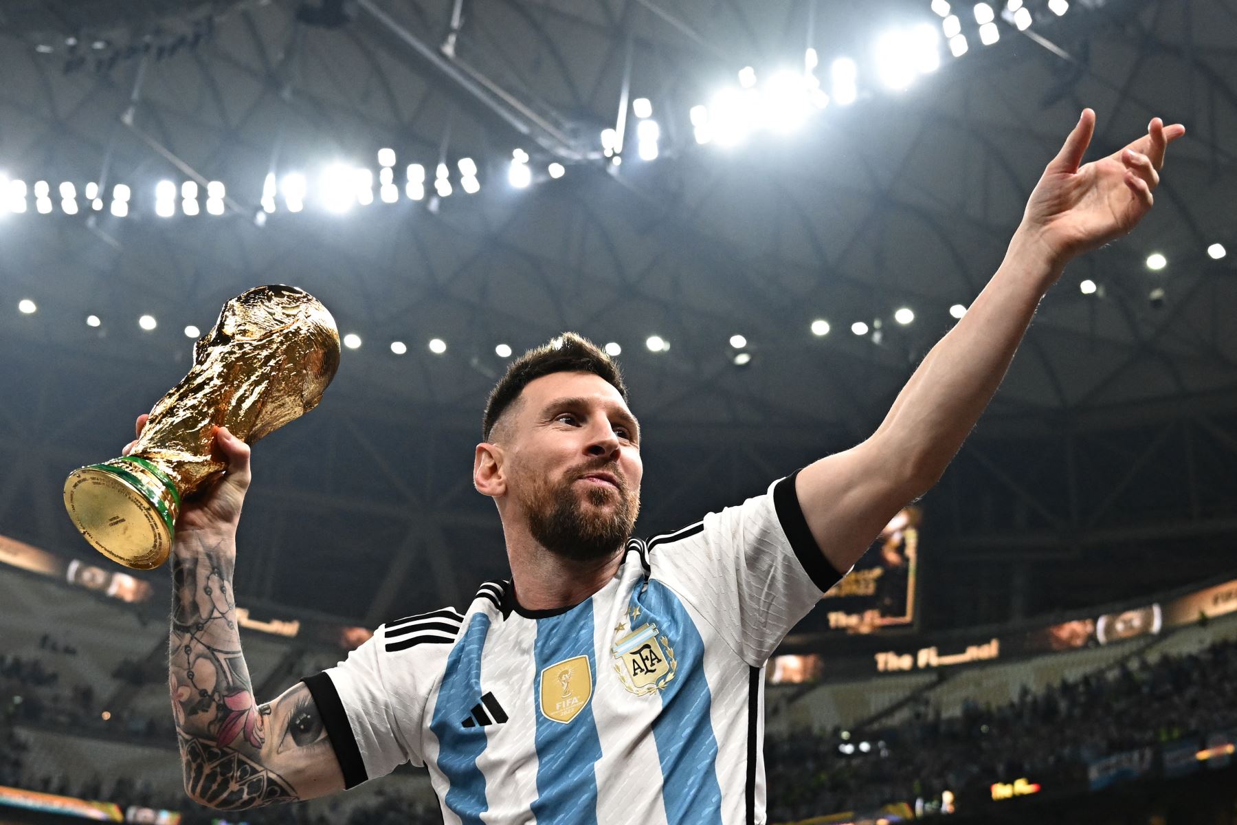 El capitán y delantero argentino Lionel Messi, su esposa Antonela Roccuzzo y sus hijos Thiago (centro) y Ciro posan con el trofeo de la Copa Mundial de la FIFA después de que Argentina ganara la final de la Copa Mundial de Qatar 2022 entre Argentina y Francia en el estadio Lusail de Lusail, al norte de Doha. el 18 de diciembre de 2022.
Foto: AFP