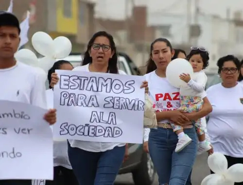 Civiles y policías participaron de una marcha por la paz en Nuevo Chimbote y pidieron el cese de la violencia en las manifestaciones. ANDINA/Difusión
