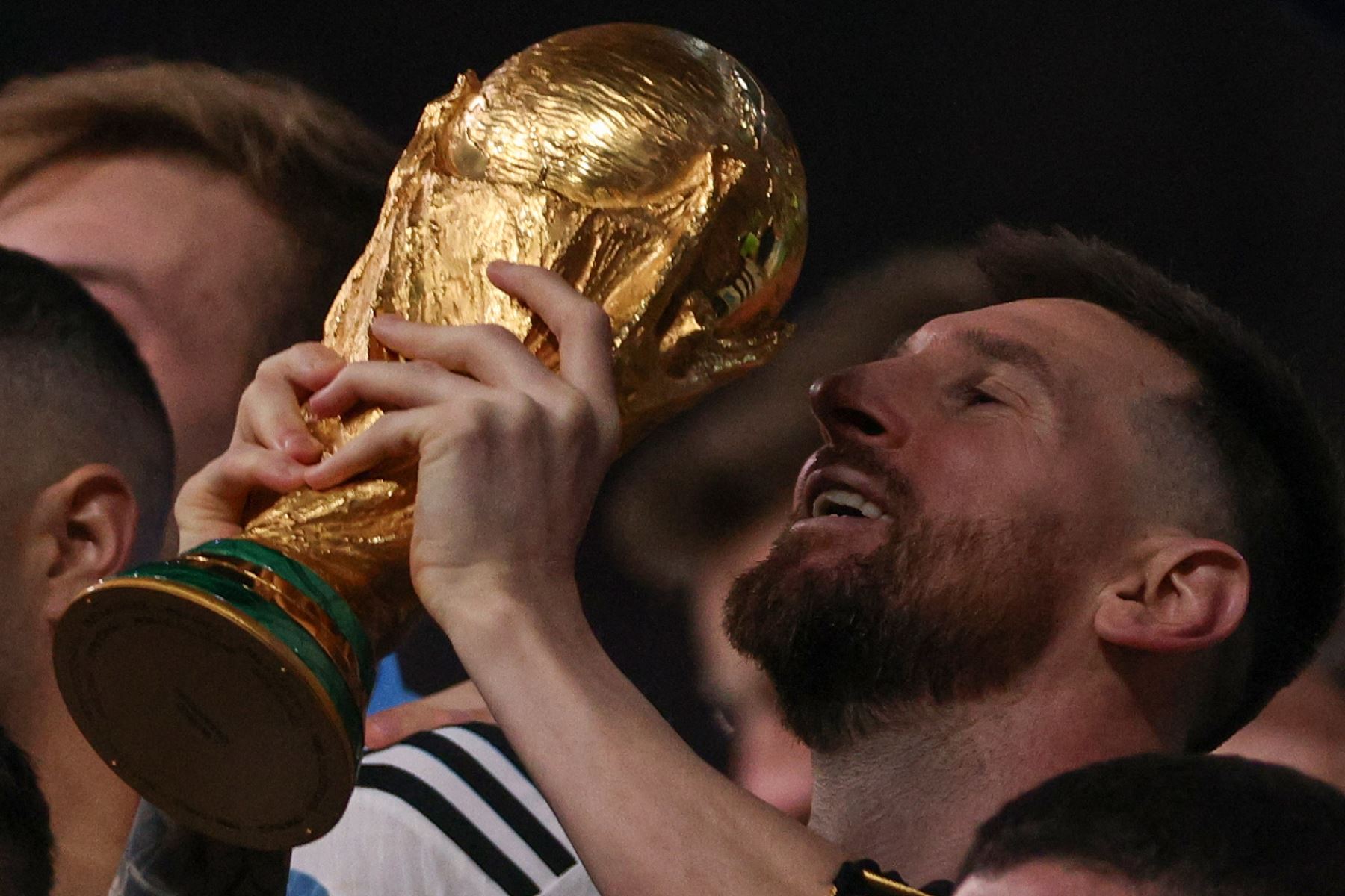 El capitán y delantero argentino Lionel Messi levanta el Trofeo de la Copa Mundial de la FIFA durante la ceremonia de entrega de trofeos después de que Argentina ganara el partido de fútbol final de la Copa Mundial Qatar 2022 entre Argentina y Francia en el Estadio Lusail en Lusail, al norte de Doha, el 18 de diciembre de 2022.
Foto: AFP