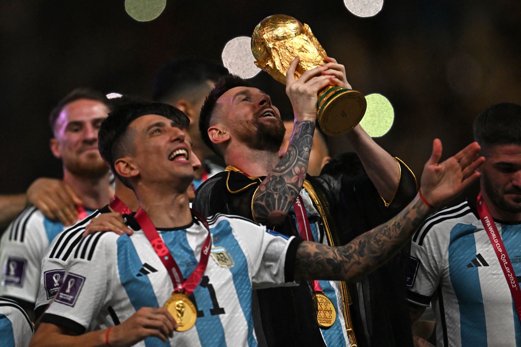El capitán y delantero argentino Lionel Messi levanta el Trofeo de la Copa Mundial de la FIFA durante la ceremonia de entrega de trofeos después de que Argentina ganara el partido de fútbol final de la Copa Mundial Qatar 2022 entre Argentina y Francia en el Estadio Lusail en Lusail, al norte de Doha, el 18 de diciembre de 2022.
Foto: AFP