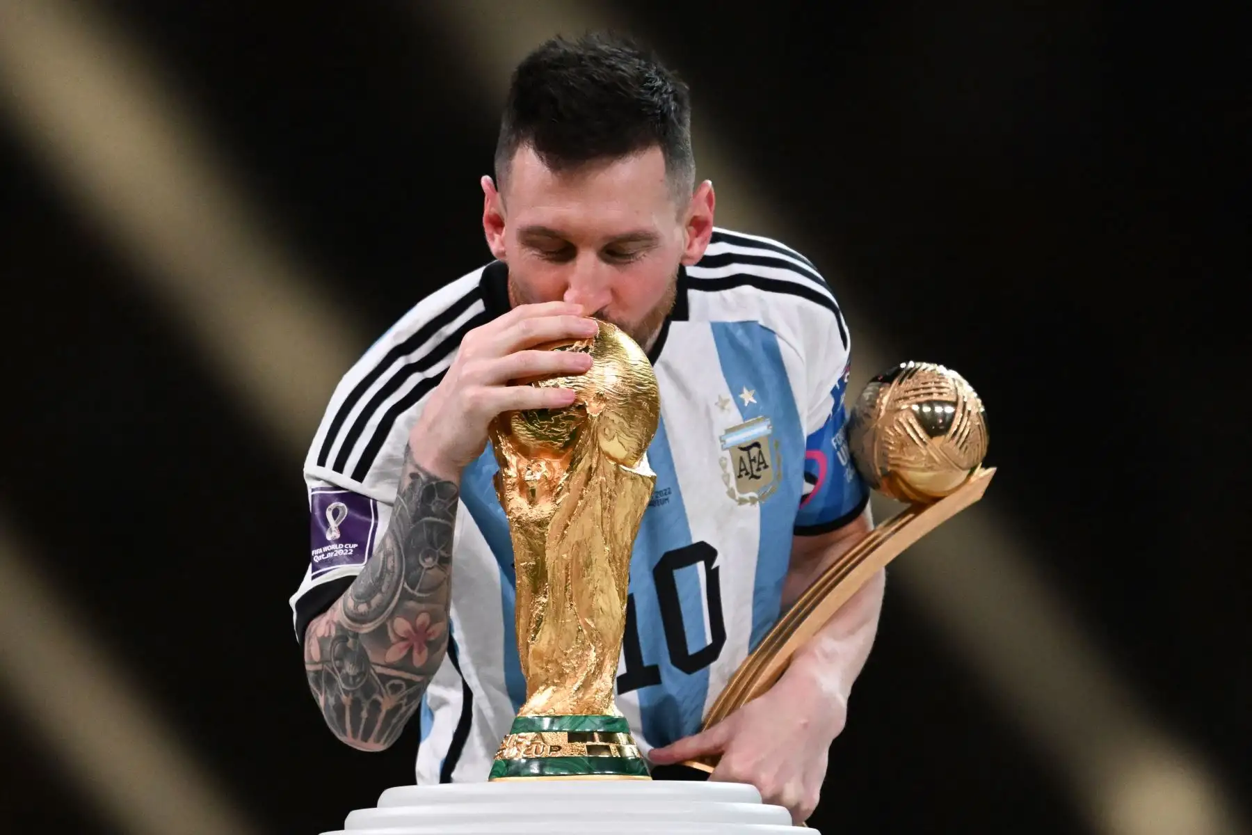 Lionel Messi besa la Copa del Mundo después de conducir a Argentina al título en Catar 2022. En su cumpleaños número 39, también ostenta el récord de ocho Balones de Oro y suma 18 goles en los Mundiales. Foto: ANDINA/Archivo.Foto:AFP