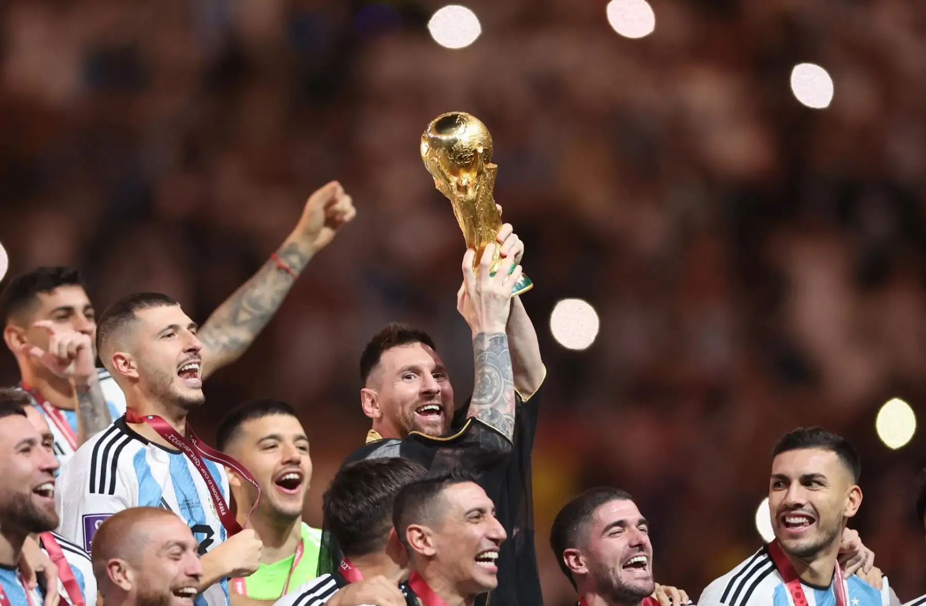 Lionel Messi de Argentina levanta el trofeo de la Copa del Mundo mientras celebra con sus compañeros ganar la final de la Copa Mundial de la FIFA 2022 entre Argentina y Francia en el estadio Lusail, Lusail, Qatar, el 18 de diciembre de 2022.
Foto: EFE