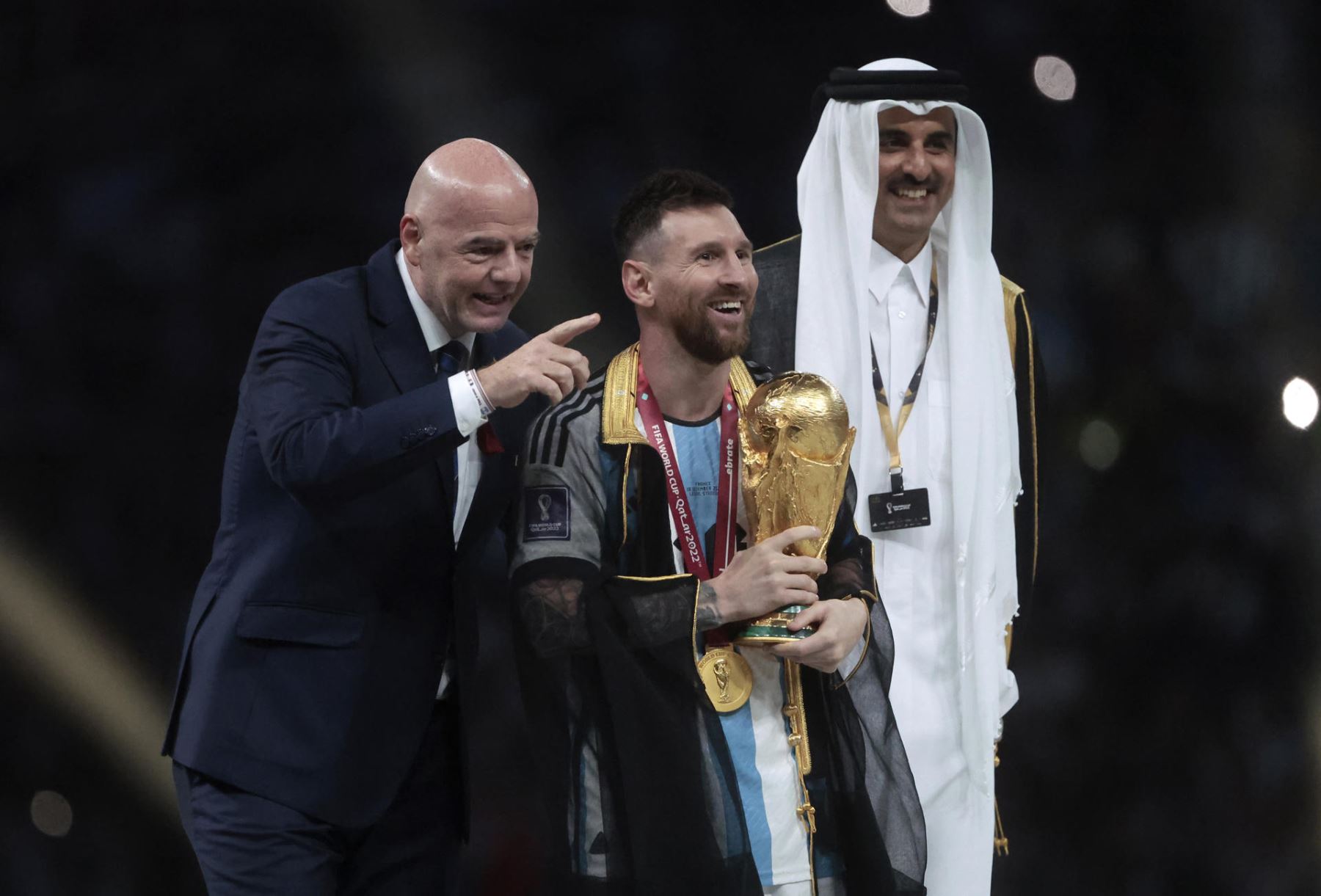 Lionel Messi (c) de Argentina posa con el trofeo de la Copa del Mundo junto a el presidente de la FIFA Giovanni Vincenzo (i) y el Emir del Estado de Catar hoy, en la final del Mundial de Fútbol Qatar 2022 entre Argentina y Francia en el estadio de Lusail (Catar).
Foto: EFE