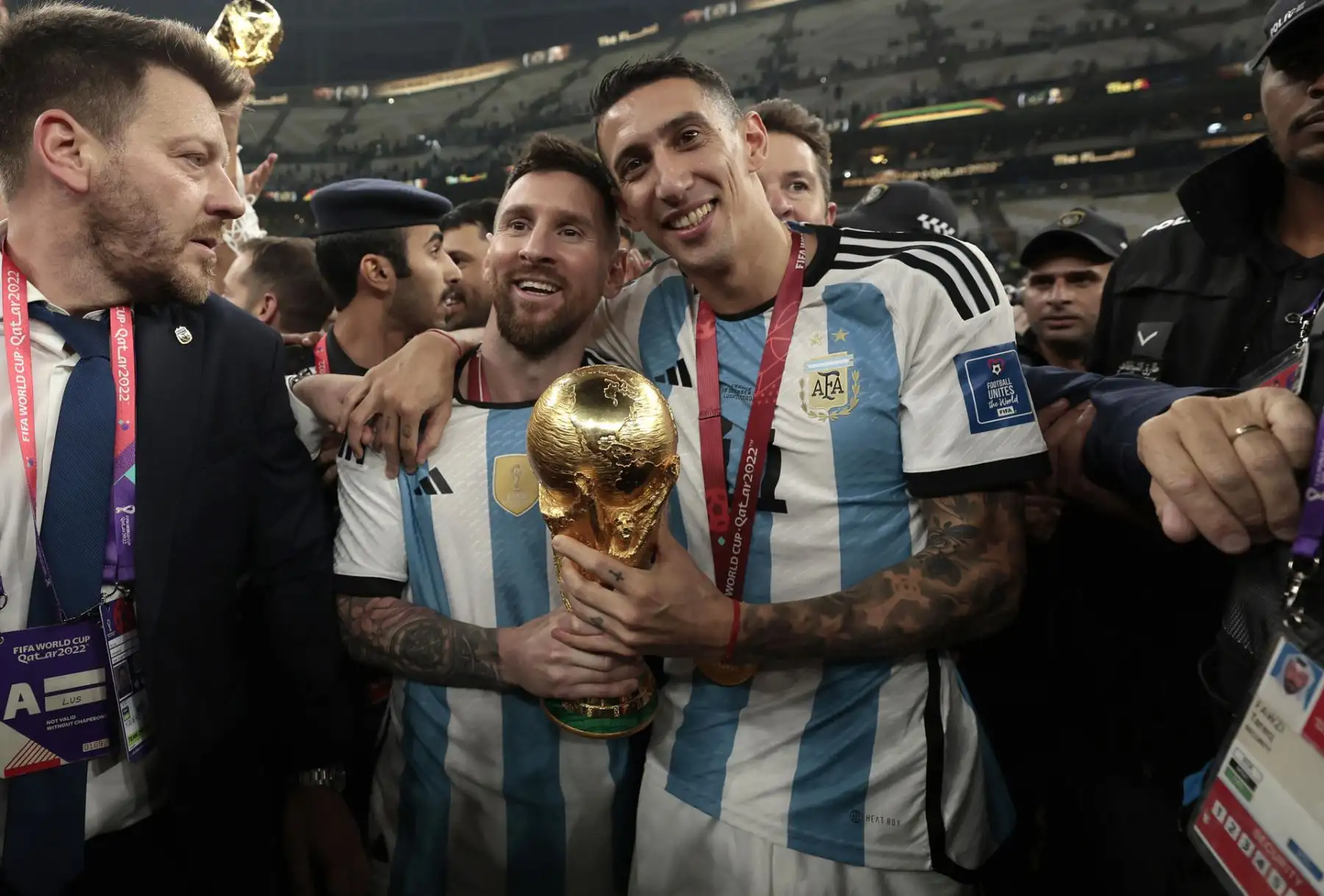 Lionel Messi y Ángel Di María de Argentina celebran hoy, tras ser campeones del mundo en la final del Mundial de Fútbol Qatar 2022 entre Argentina y Francia en el estadio de Lusail (Catar).