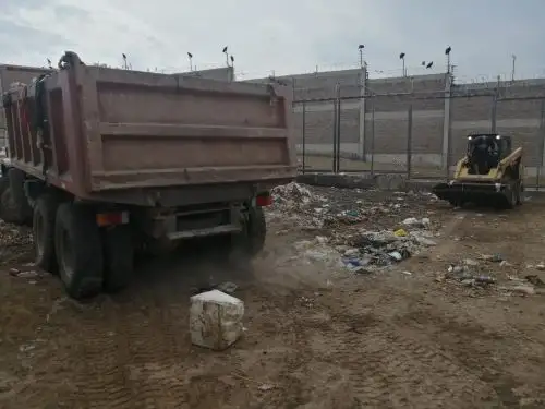 Con apoyo de maquinaria del Gobierno Regional de Lambayeque, se retiraron 64 toneladas de residuos sólidos del penal de Picsi. ANDINA/Difusión