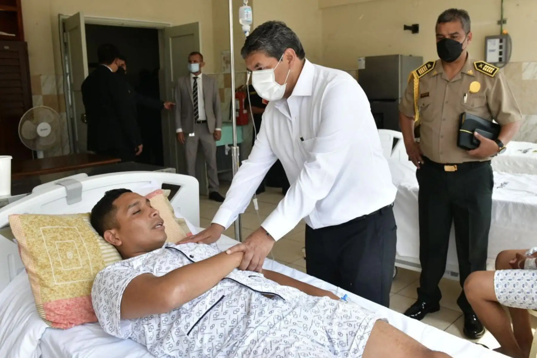 El ministro del interior, César Cervantes, visita en el Hospital Central PNP “Luis N. Sáenz” a los efectivos de la Policía Nacional del Perú que resultaron heridos durante las manifestaciones en distintos puntos del país.
Foto: ANDINA/MININTER