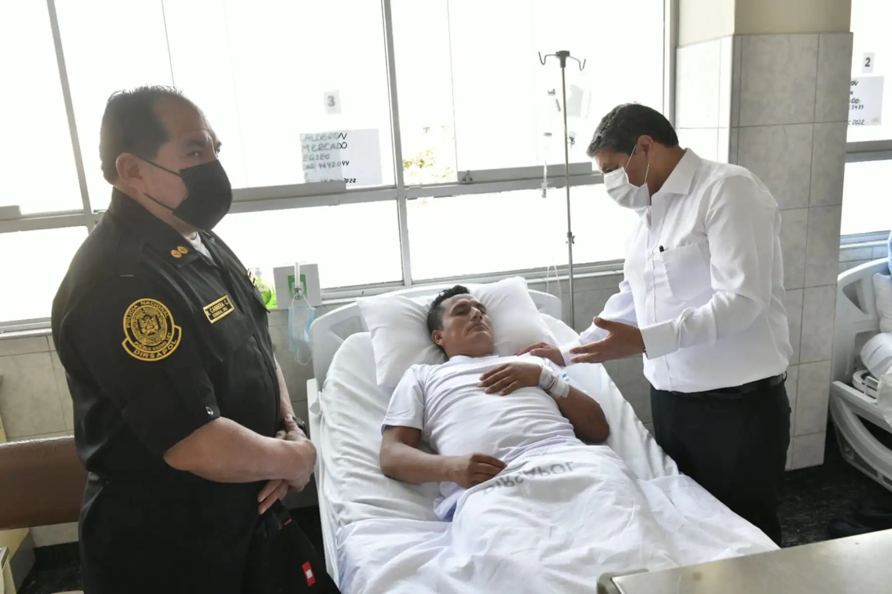 El ministro del interior, César Cervantes, visita en el Hospital Central PNP “Luis N. Sáenz” a los efectivos de la Policía Nacional del Perú que resultaron heridos durante las manifestaciones en distintos puntos del país.
Foto: ANDINA/MININTER