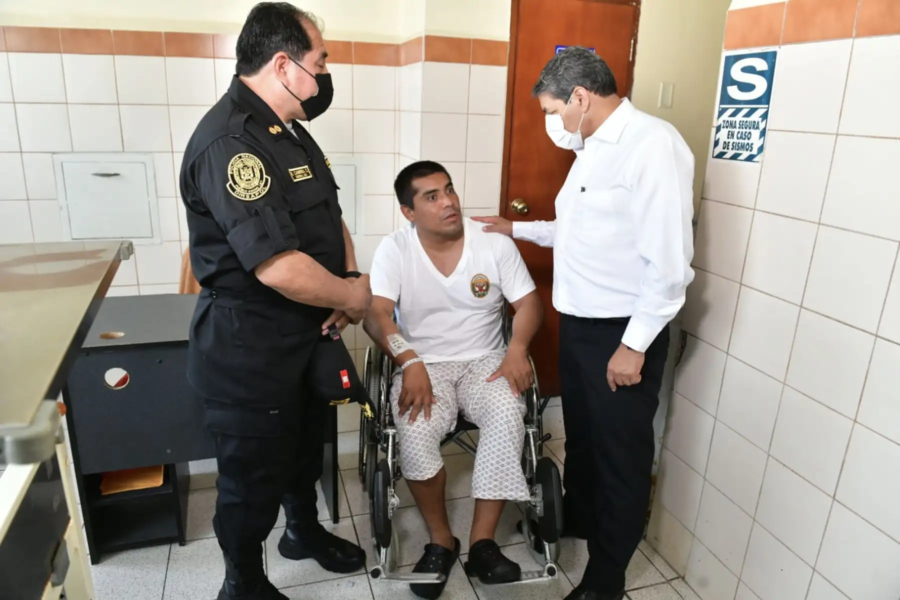 El ministro del interior, César Cervantes, visita en el Hospital Central PNP “Luis N. Sáenz” a los efectivos de la Policía Nacional del Perú que resultaron heridos durante las manifestaciones en distintos puntos del país.
Foto: ANDINA/MININTER