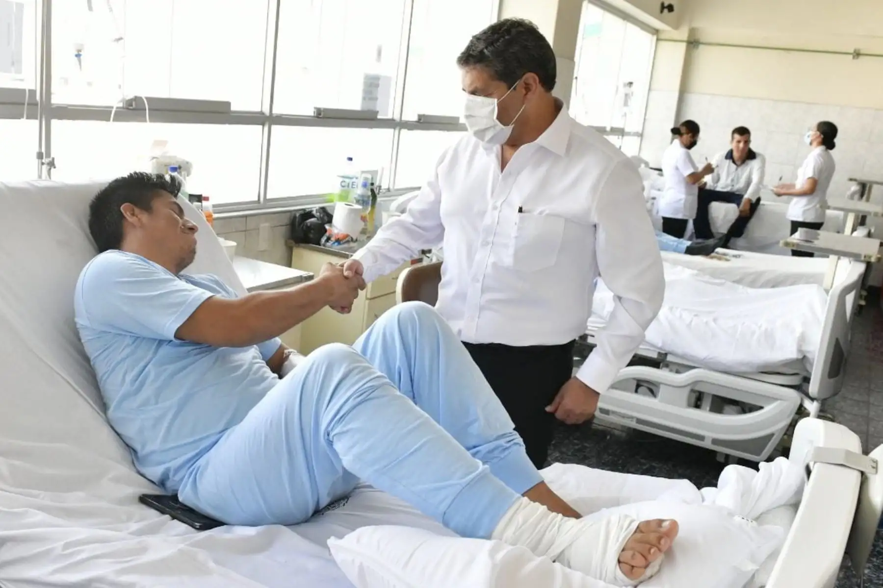 El ministro del interior, César Cervantes, visita en el Hospital Central PNP “Luis N. Sáenz” a los efectivos de la Policía Nacional del Perú que resultaron heridos durante las manifestaciones en distintos puntos del país.
Foto: ANDINA/MININTER