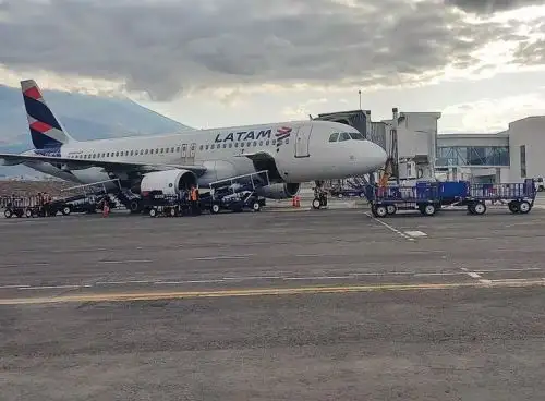 El avión de Latam fue el primero que realizó el vuelo hacia el aeropuerto de Arequipa con el que se restableció las operaciones en dicho terminal aéreo que se encontraba suspendido desde hace una semana.