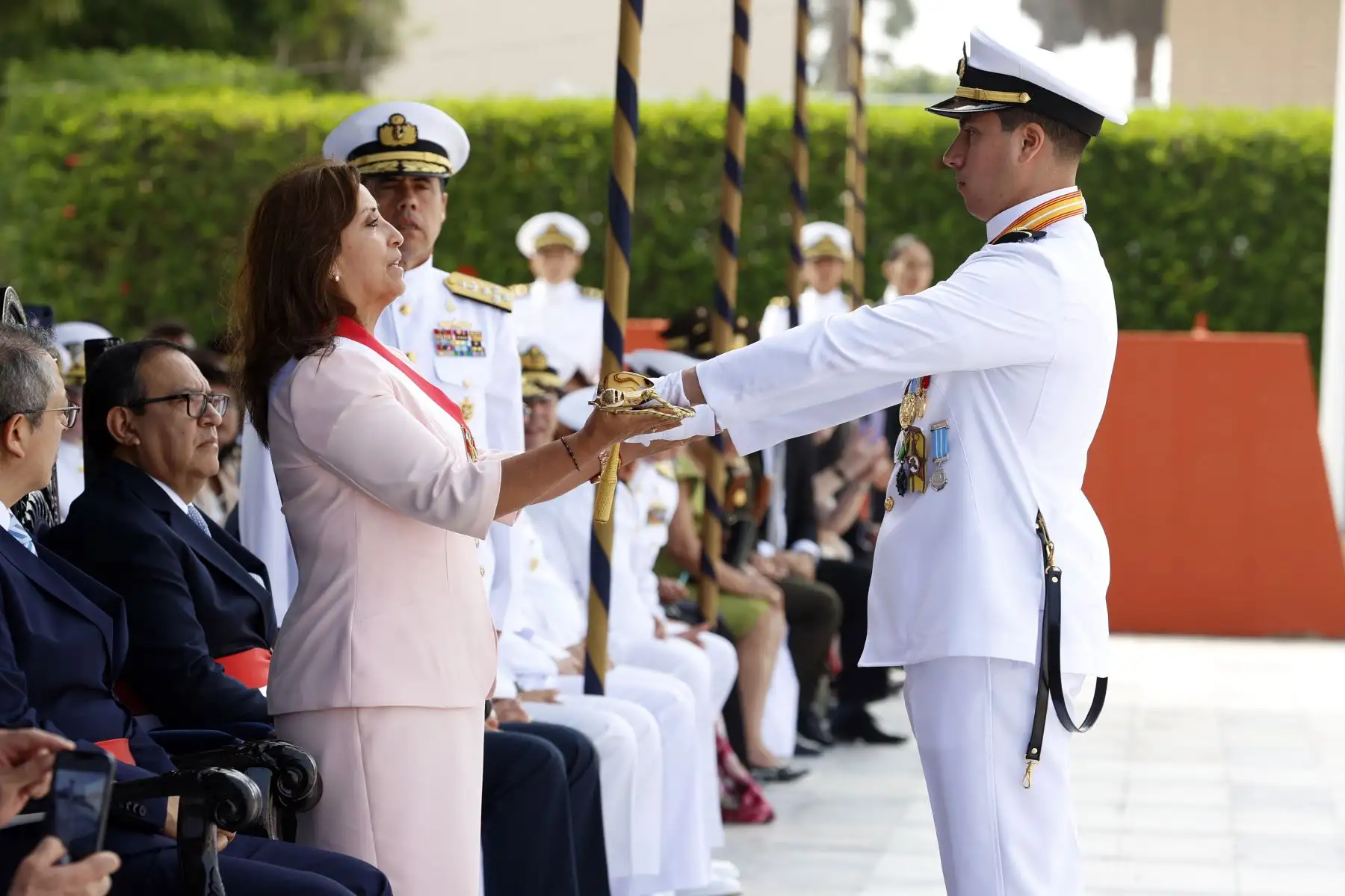 Presidenta de la República, Dina Boluarte, lideró ceremonia de graduación de los alféreces de fragata de Escuela Naval del Perú. En la ceremonia se graduaron 78 cadetes del cuarto año promoción 2023 y se entregó la espada de honor.
Foto:ANDINA/Presidencia Perú