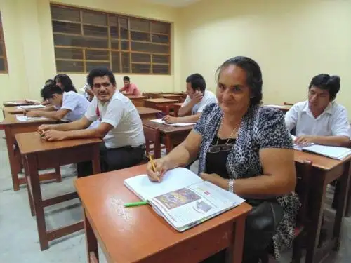 Lección de vida: madre de 65 años se matriculó en colegio para aprender a leer y escribir