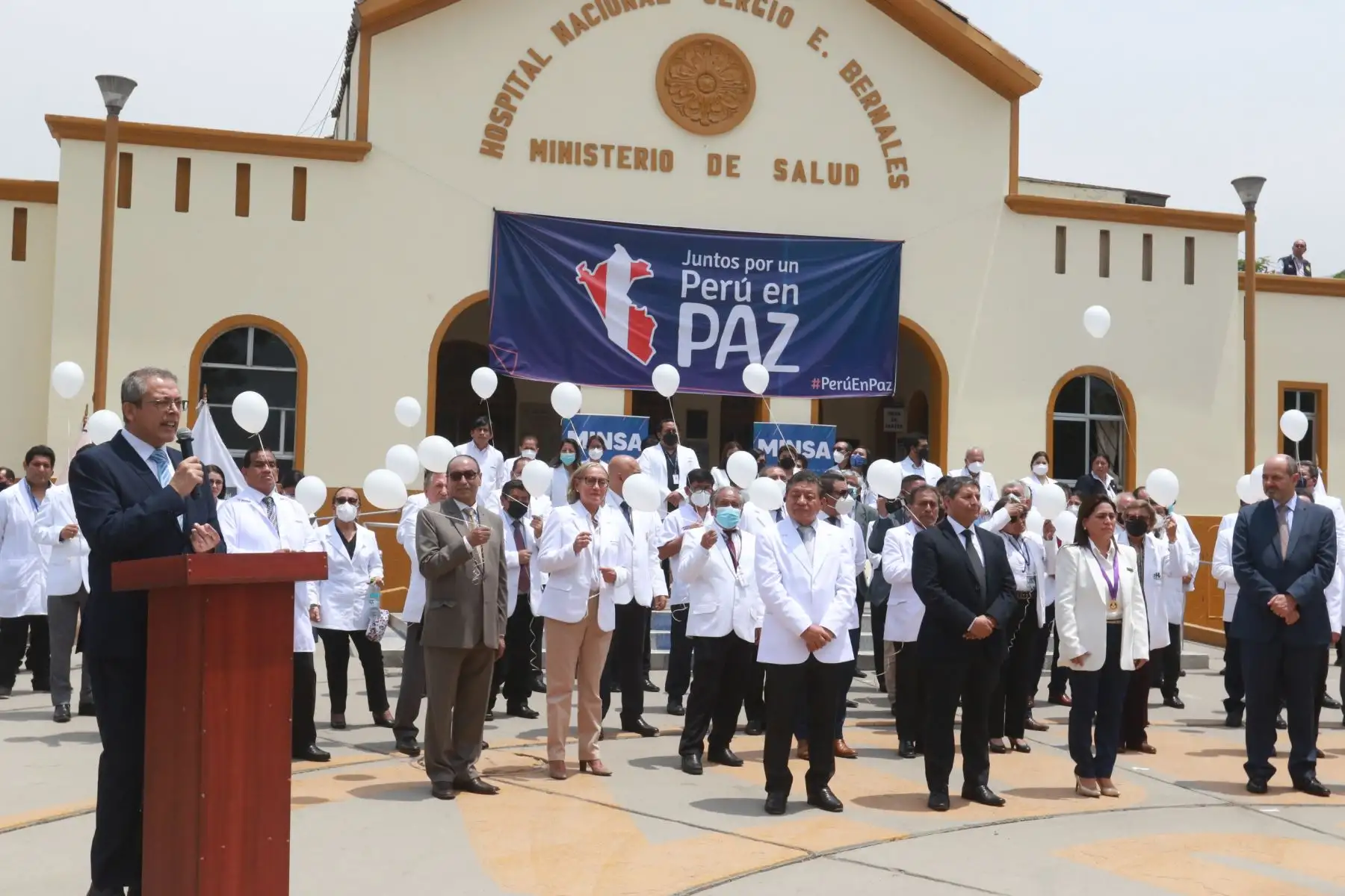 El presidente del Consejo de Ministros Pedro Angulo, participa en la ceremonia denominada “Llamado a la paz y compromiso de salud por todos los peruanos”, organizado por el Ministerio de Salud representada por su titular, Rosa Gutiérrez Palomino y que se lleva a cabo en la explanada del Hospital Nacional Sergio E. Bernales.
Foto:ANDINA/Héctor Vinces
