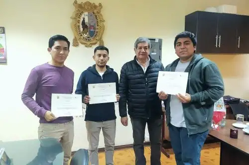 Giulio Apolaya Ronceros (primera de la derecha) estudiante de Ingeniería Industrial de la UNMSM siempre destacó en las matemáticas. Foto: ANDINA/Difusión