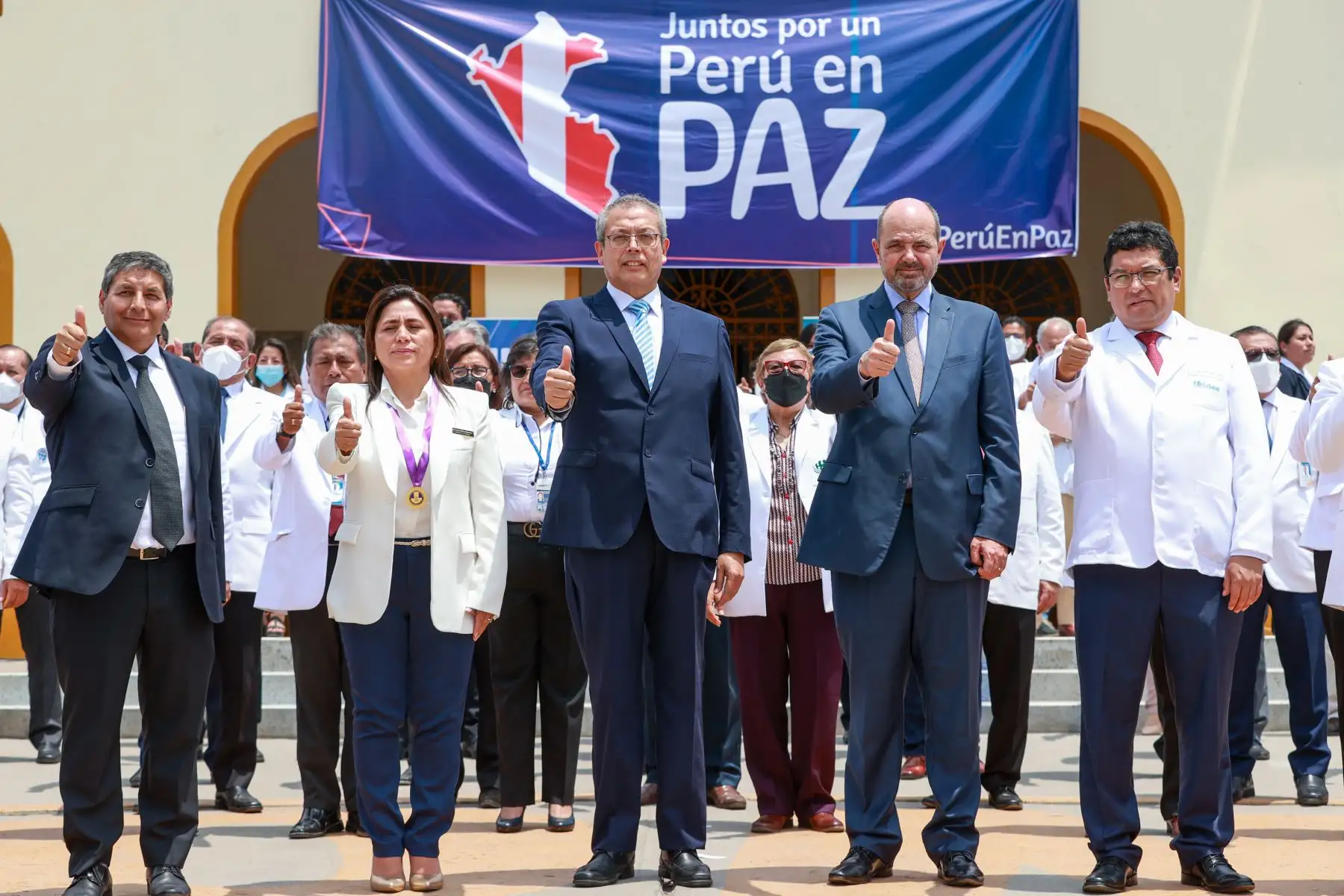 El presidente del Consejo de Ministros Pedro Angulo, participa en la ceremonia denominada “Llamado a la paz y compromiso de salud por todos los peruanos”, organizado por el Ministerio de Salud representada por su titular, Rosa Gutiérrez Palomino y que se lleva a cabo en la explanada del Hospital Nacional Sergio E. Bernales.
Foto:ANDINA/PCM