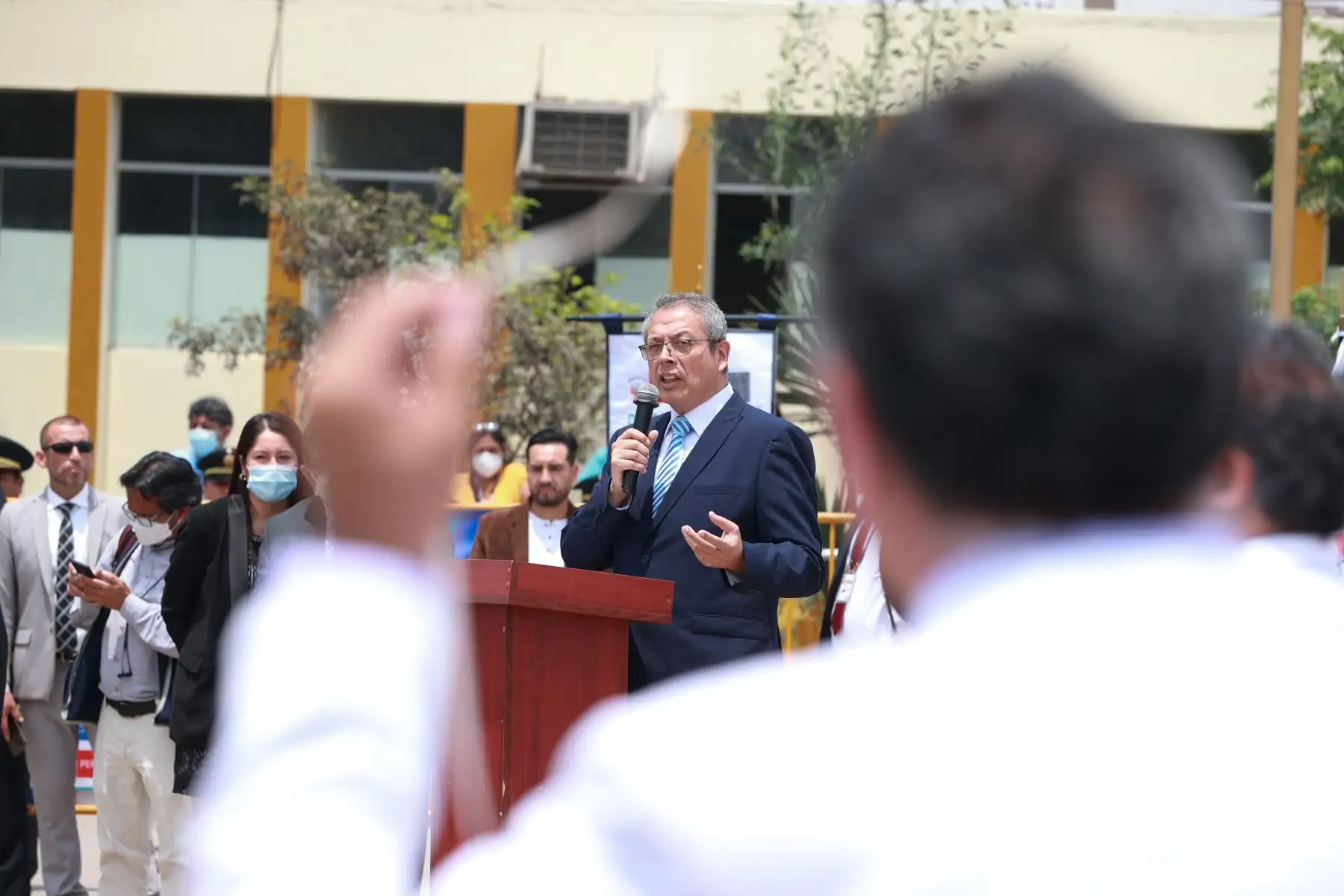 El presidente del Consejo de Ministros Pedro Angulo, participa en la ceremonia denominada “Llamado a la paz y compromiso de salud por todos los peruanos”, organizado por el Ministerio de Salud representada por su titular, Rosa Gutiérrez Palomino y que se lleva a cabo en la explanada del Hospital Nacional Sergio E. Bernales.
Foto:ANDINA/PCM