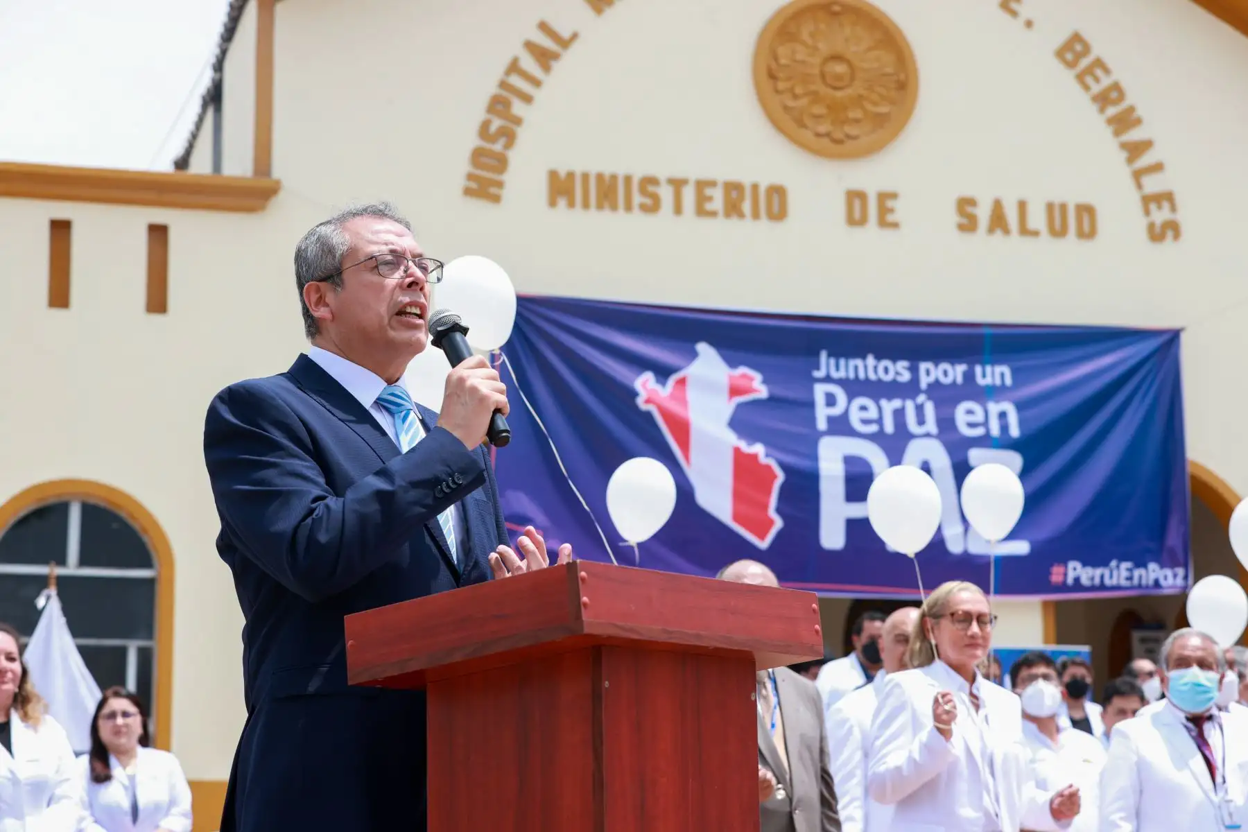 El presidente del Consejo de Ministros Pedro Angulo, participa en la ceremonia denominada “Llamado a la paz y compromiso de salud por todos los peruanos”, organizado por el Ministerio de Salud representada por su titular, Rosa Gutiérrez Palomino y que se lleva a cabo en la explanada del Hospital Nacional Sergio E. Bernales.
Foto:ANDINA/PCM